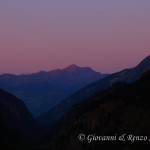 La luna tramonta mentre il sole sorge in Valpelline